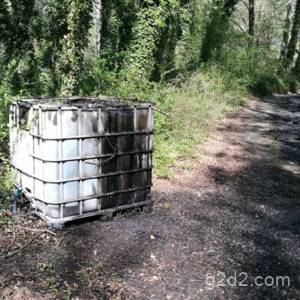 1000L d'huile de moteur abandonnés sur un chemin de randonnée. Une partie a déjà été déversée avant notre intervention.