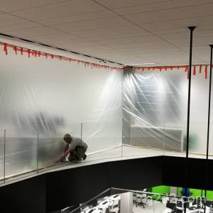 Démantèlement d’un escalier et de sa rampe de verre