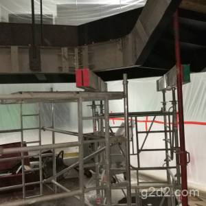 Démantèlement d’un escalier et de sa rampe de verre