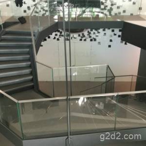 Démantèlement d’un escalier et de sa rampe de verre